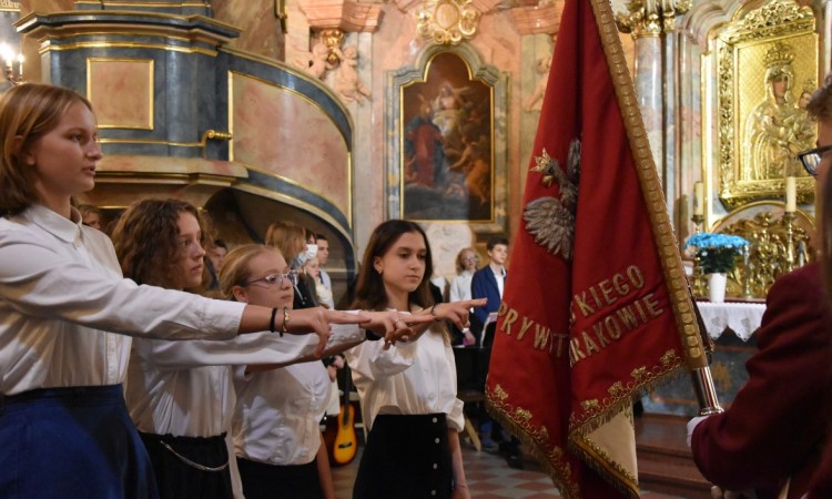 Ślubowanie uczniów liceum 